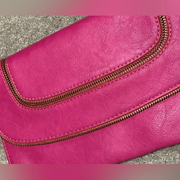 Pink clutch/purse. Snap closure. Gold shoulder removable chain. Zipper design - Picture 4 of 8